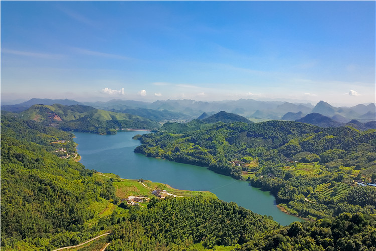 陽山大崀茶坑水庫，綠如翡翠。（通訊員供圖） .jpg